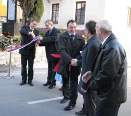 Predstavniki Občine Šentjur, Krajevne skupnosti Ponikva in izvajalca del pri rezanju traku